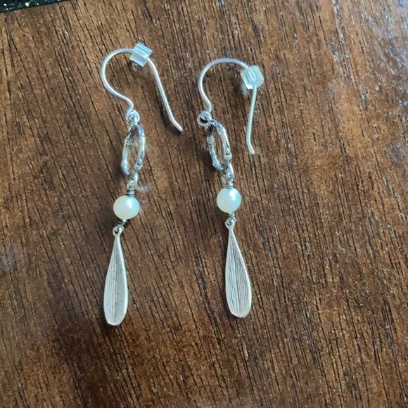 Sterling silver dangling earrings w/pearl design - Picture 2 of 4